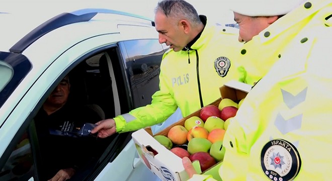 Eğirdir polisinden sürücülere elmalı uyarı