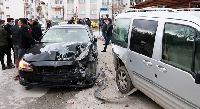 Ehliyetsiz sürücü otomobille park halindeki araçlara çarptı