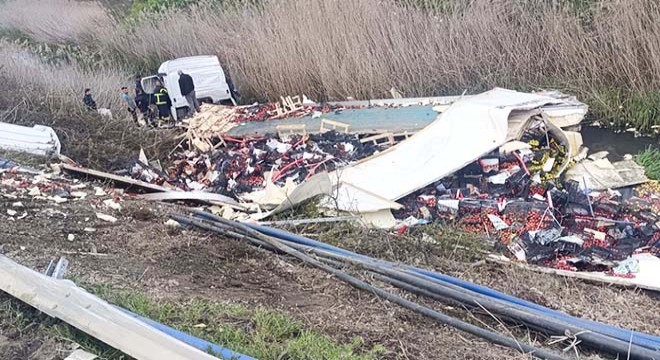 Elma yüklü çekici kanala devrildi: 1 yaralı