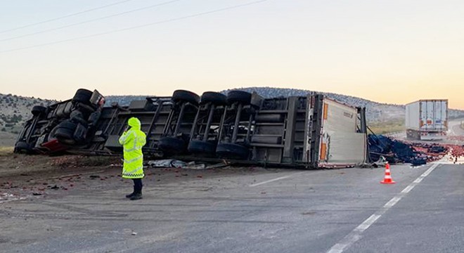 Emirdağ'da domates yüklü TIR devrildi