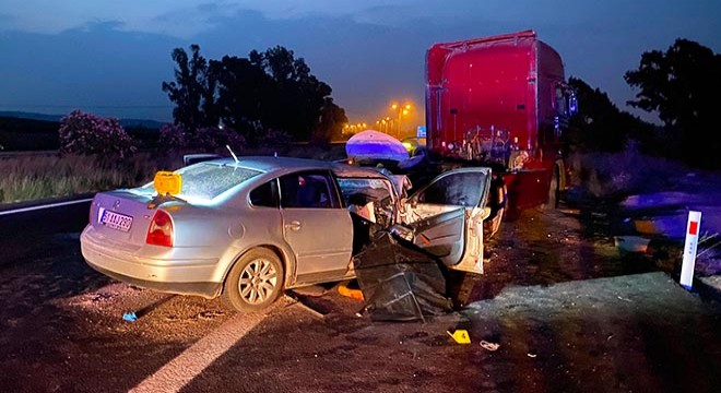 Emniyet şeridinde duran TIR'a otomobil çarptı: 2 ölü
