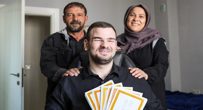 Enes, kendisi gibi görme engellilere umut oluyor