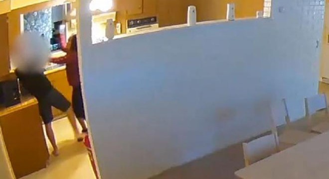 Engelli genci tavayla darp etti