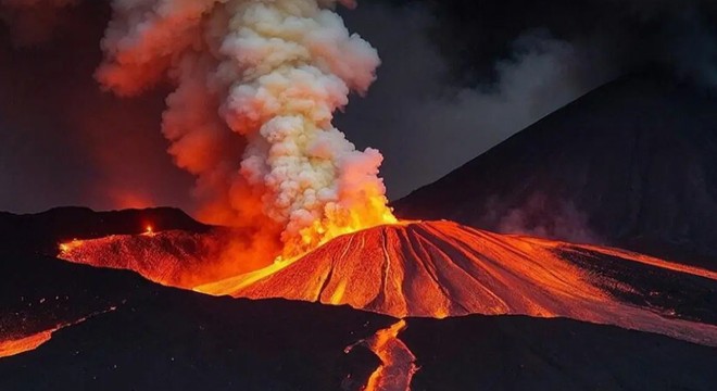 Erebus Yanardağı gökyüzüne altın püskürtüyor