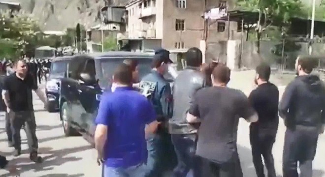 Ermenistan Başbakanı Paşinyan’a öfke dinmiyor