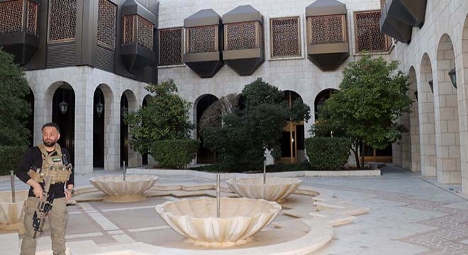 Esad’ın sarayı yakıldı, eşyalar alındı