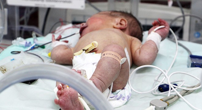 Eşinden korktuğu için bebeğini bırakmış