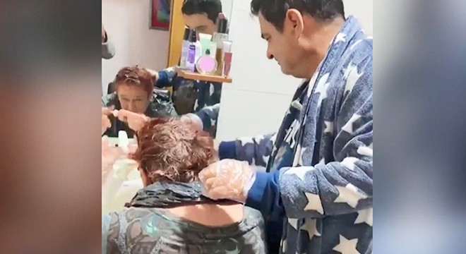 Eşine saç boyası yapan adamın imtihanı kamerada