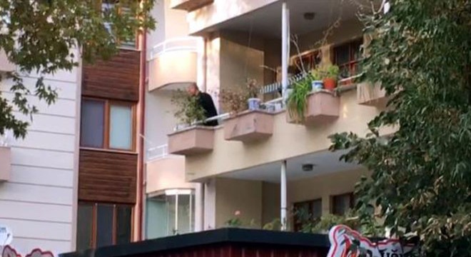 Eşiyle tartışıp, kendisini eve kilitledi