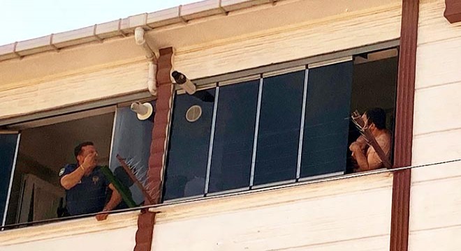 Eşiyle tartıştı, 4 aylık oğlunu pencereden atmaya kalktı