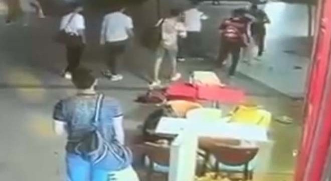 Eski eşinin sosyal medyadan yayın yaptığı kişiye saldırdı