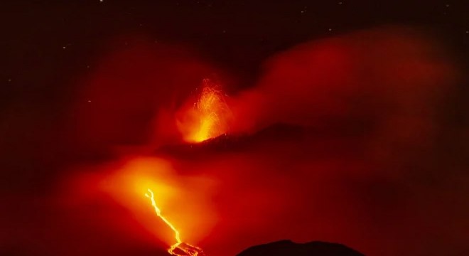 Etna Yanardağı iki haftadır lav püskürtüyor