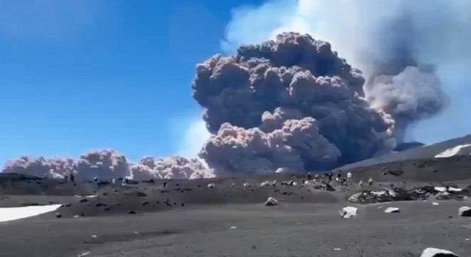 Etna Yanardağı kül ve lav püskürttü