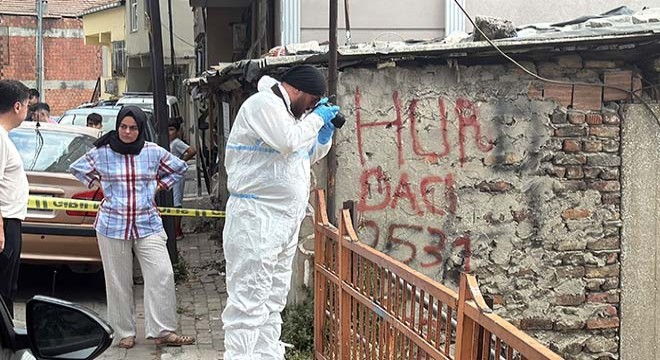 Ev arkadaşının boğazını keserek öldürdü
