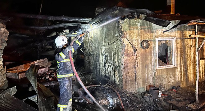 Ev ve ahır yangında kül oldu