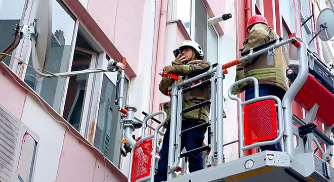 Evde mahsur kalan 4 yaşındaki çocuk kurtarıldı