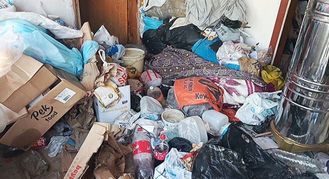 Evden 3 kamyon çöp boşaltıldı
