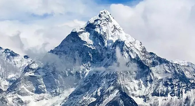Everest'e tırmanmaya çalışan dağcı yorgunluktan öldü