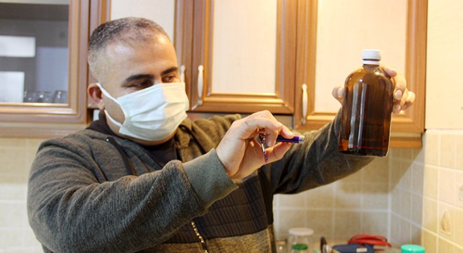 Evini laboratuvara çevirip koronavirüse savaş açtı