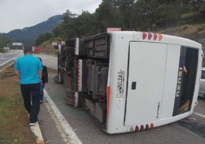 Tur midibüsü devrildi: 13 yaralı