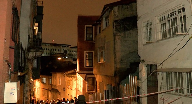 Fatih'te Athena Gökhan'a ait 3 katlı bina çöktü