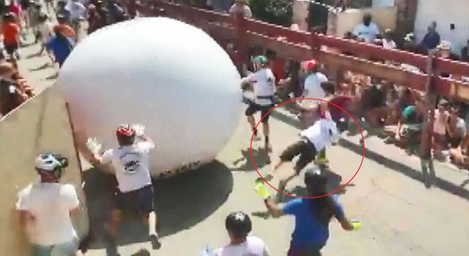 Festivalde dev topun çarptığı belediye başkanı böyle savruldu