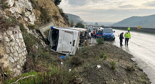 Festivale gidenleri taşıyan tur midibüsü devrildi; 23 yaralı