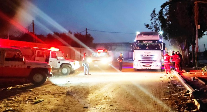 Filistin Kızılayı, insani yardım yüklü 100 kamyonu teslim aldı