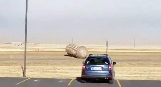 Fırtınayla sürüklenen dolu yakıt tankı trafikte panik yarattı