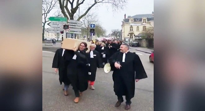 Fransa’da avukatlardan 'tabutlu' eylem