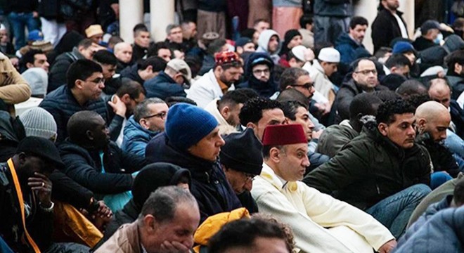 Fransa'da caminin duvarına ırkçı yazı