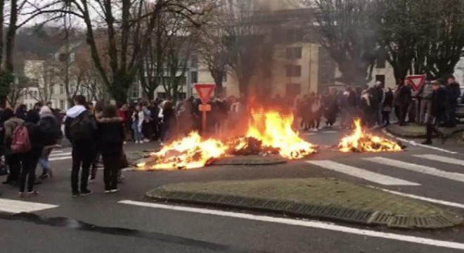 Fransa'da liselilerin eylemleri sürüyor