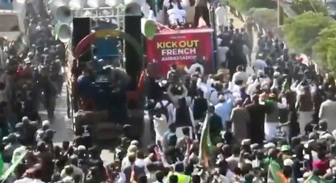 Fransa ve Macron Pakistan'da protesto edildi