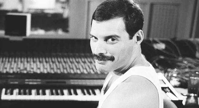 Freddie Mercury'nin piyanosu açık artırmada satıldı