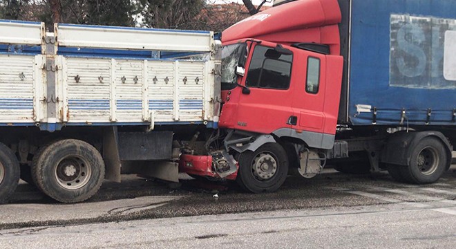 Freni boşalan TIR, kamyona çarptı