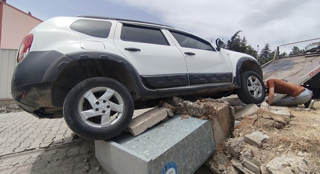 Freni boşalan araç elektrik kutusuna çarptı