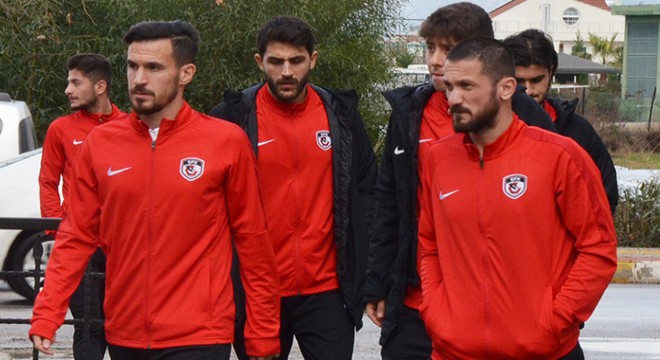 Futbolcular, Dinler Bahçesi'nde cuma namazı kıldı