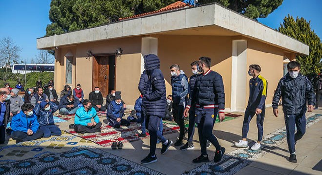 Futbolcular, Dinler Bahçesi'nde cuma namazı kıldı