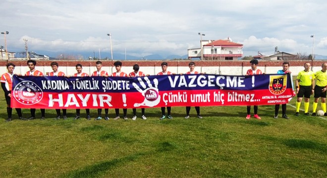 Futbolcular 'Kadına Yönelik Şiddete Hayır' pankartı açtı