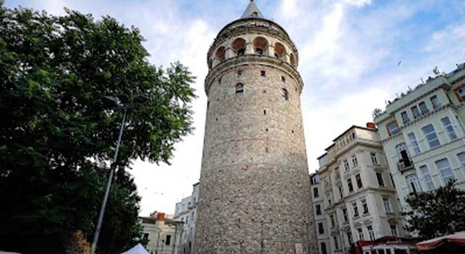 Galata Kulesi'nden düşen genç hayatını kaybetti