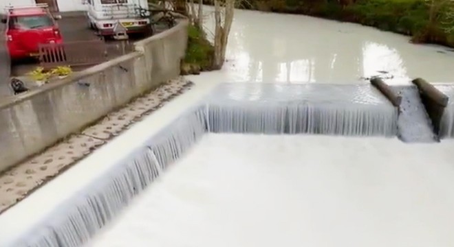 Galler’de süt akan nehri gören şaşkına döndü