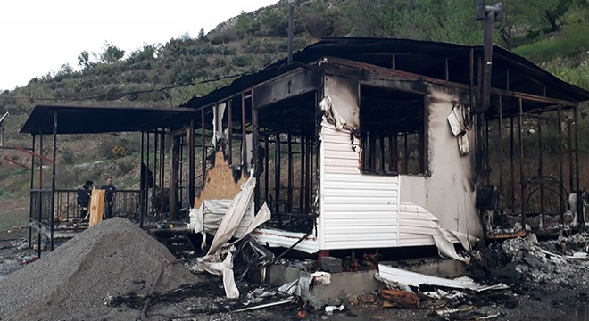 Gazipaşa'da prefabrik ev yandı