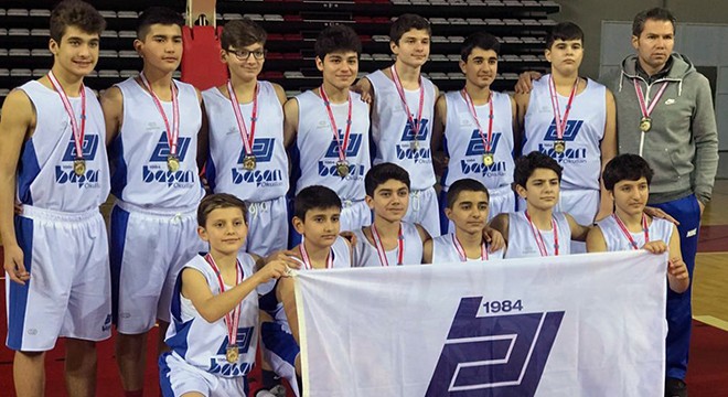 Genç basketbolcuların şampiyonluk sevinci