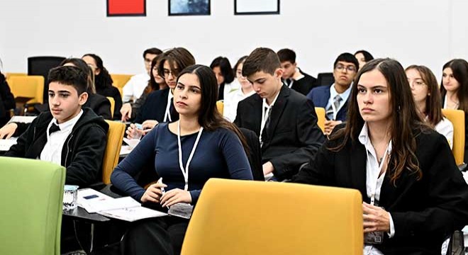 Genç delegeler ASSİM'de basın özgürlüğünü tartıştı