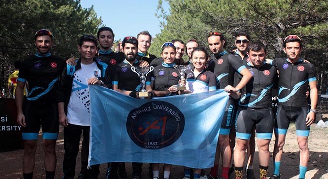 Genç pedallar kupayla döndü