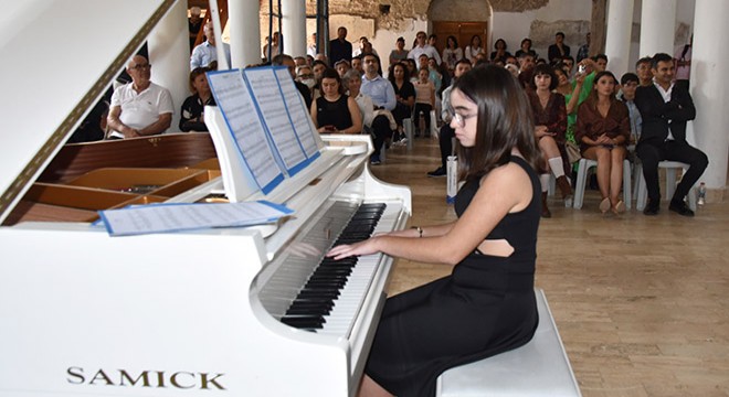 Genç piyanistler Eğirdir'de konser verdi