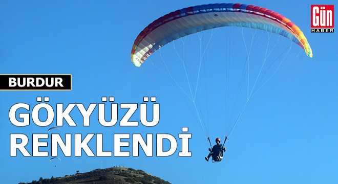 Gökyüzü yamaç paraşütüyle renklendi