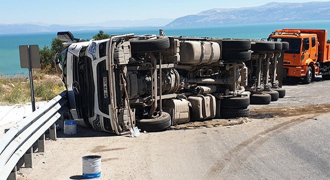 Gübre yüklü kamyon devrildi