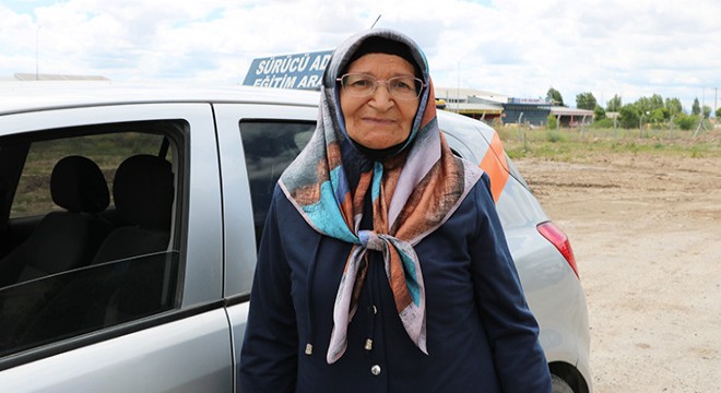 Gülsüm, arkadaşlarına inat 69 yaşında ehliyet aldı