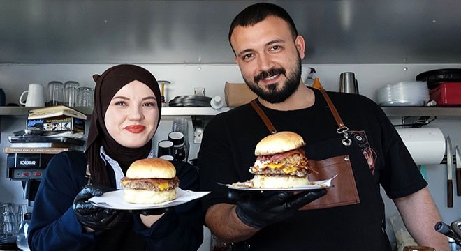 Gündüz doktor, akşam burgerci